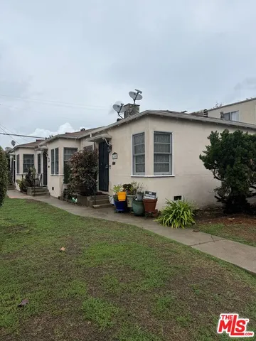 a view of a house with a back yard