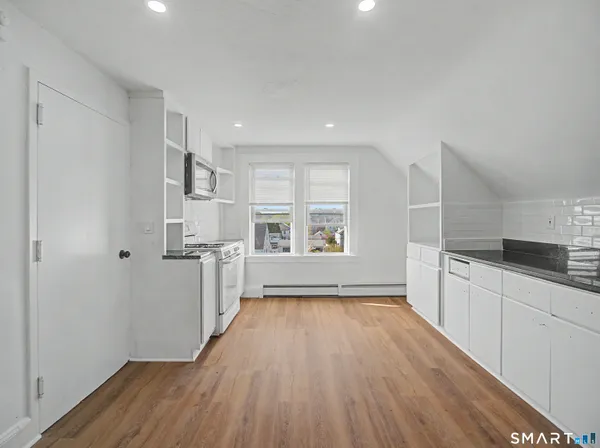 $2,400 | 1872 North Avenue, Bridgeport, CT 06604