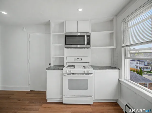 $2,400 | 1872 North Avenue, Bridgeport, CT 06604