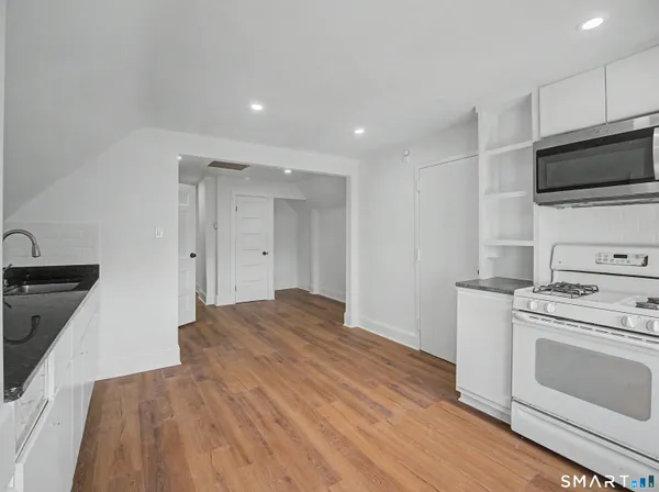 $2,400 | 1872 North Avenue, Bridgeport, CT 06604