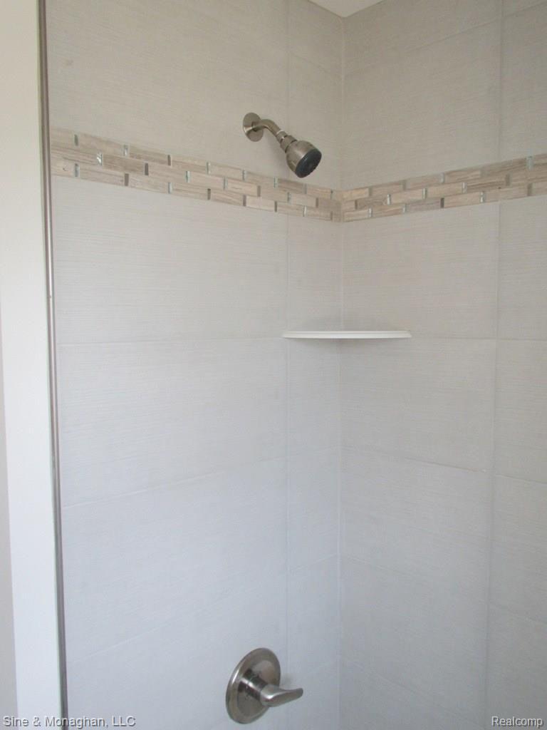9663 Ellis Road Clarkston, MI 48348 - Photo 23 of 35 Hallway shower