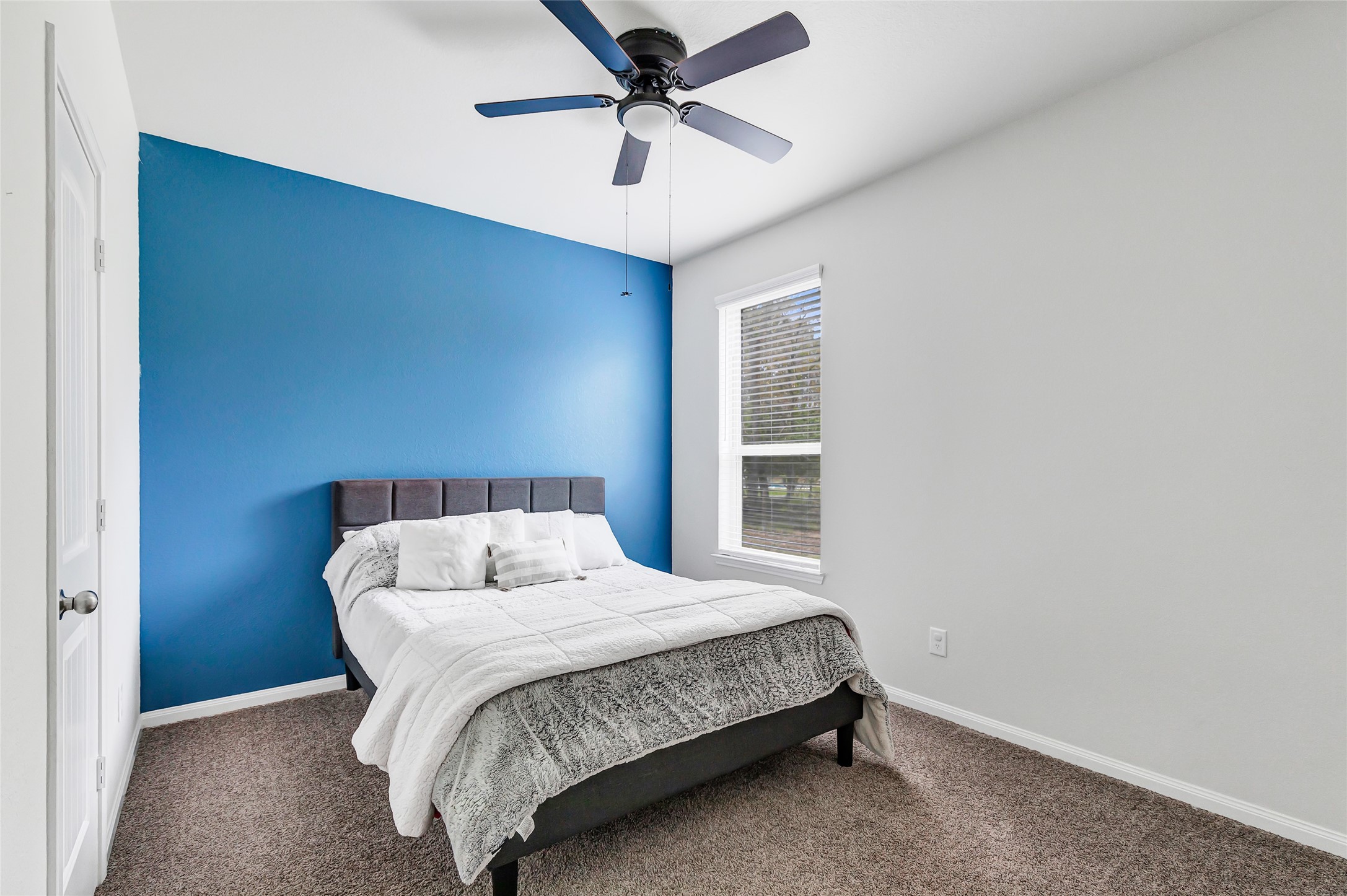 28511 Riverside Crest Lane Houston, TX 77336 - Photo 23 of 41 a bedroom with a bed and window