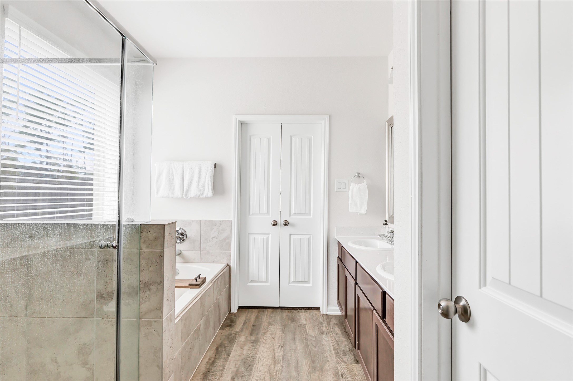28511 Riverside Crest Lane Houston, TX 77336 - Photo 28 of 41 a bathroom with a bathtub sink and mirror