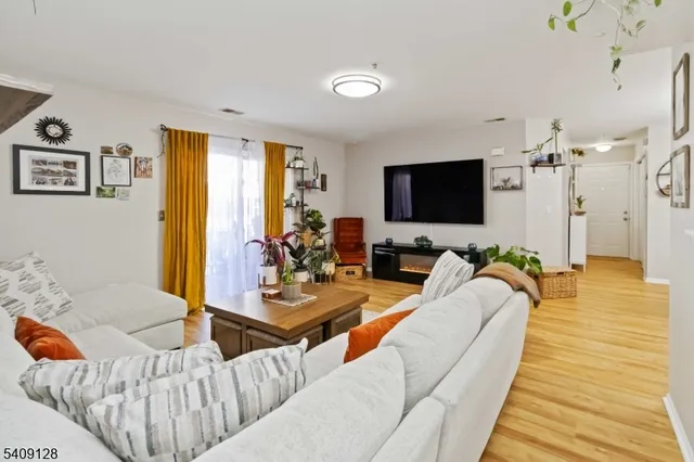 $399,000 | 1625 King Court, Green Brook, NJ 08812