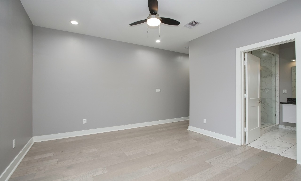 309 East 43rd Street, Unit A Houston, TX 77022 - Photo 22 of 35 an empty room with closet and a chandelier fan