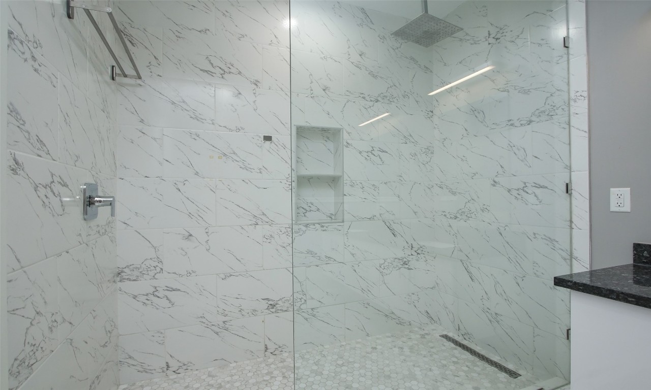 309 East 43rd Street, Unit A Houston, TX 77022 - Photo 24 of 35 a bathroom with a shower