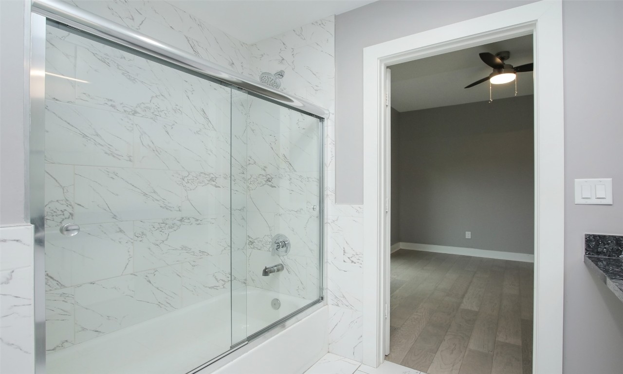 309 East 43rd Street, Unit A Houston, TX 77022 - Photo 28 of 35 a bathroom with a shower