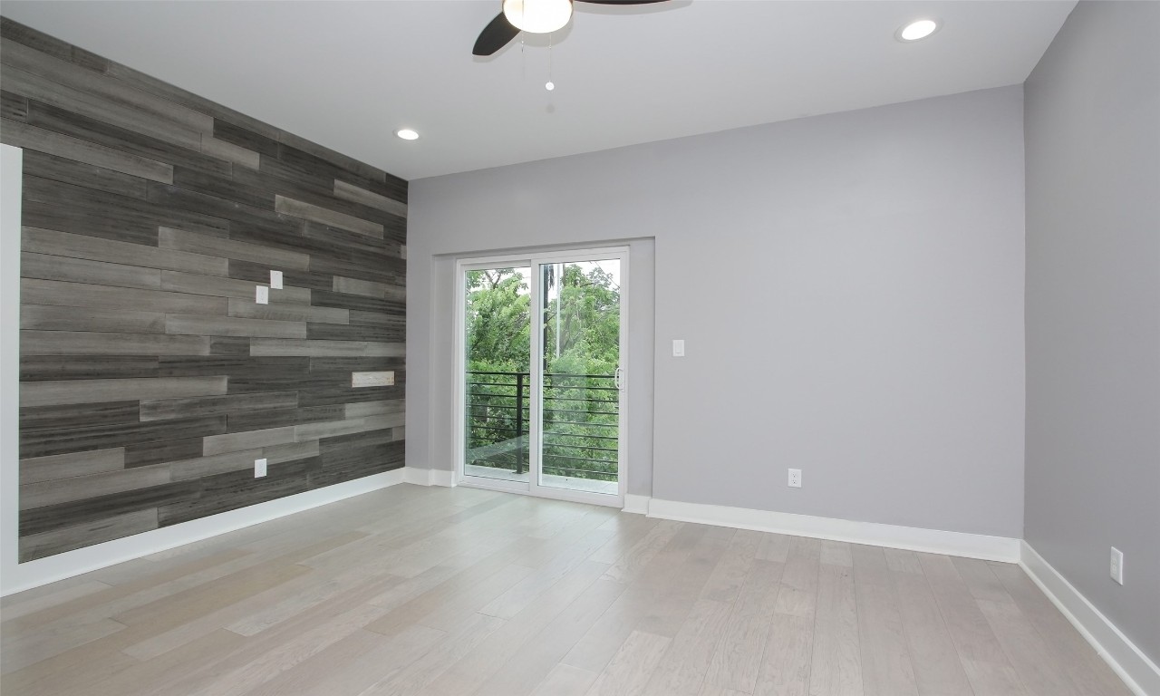 309 East 43rd Street, Unit A Houston, TX 77022 - Photo 4 of 35 en empty room with windows