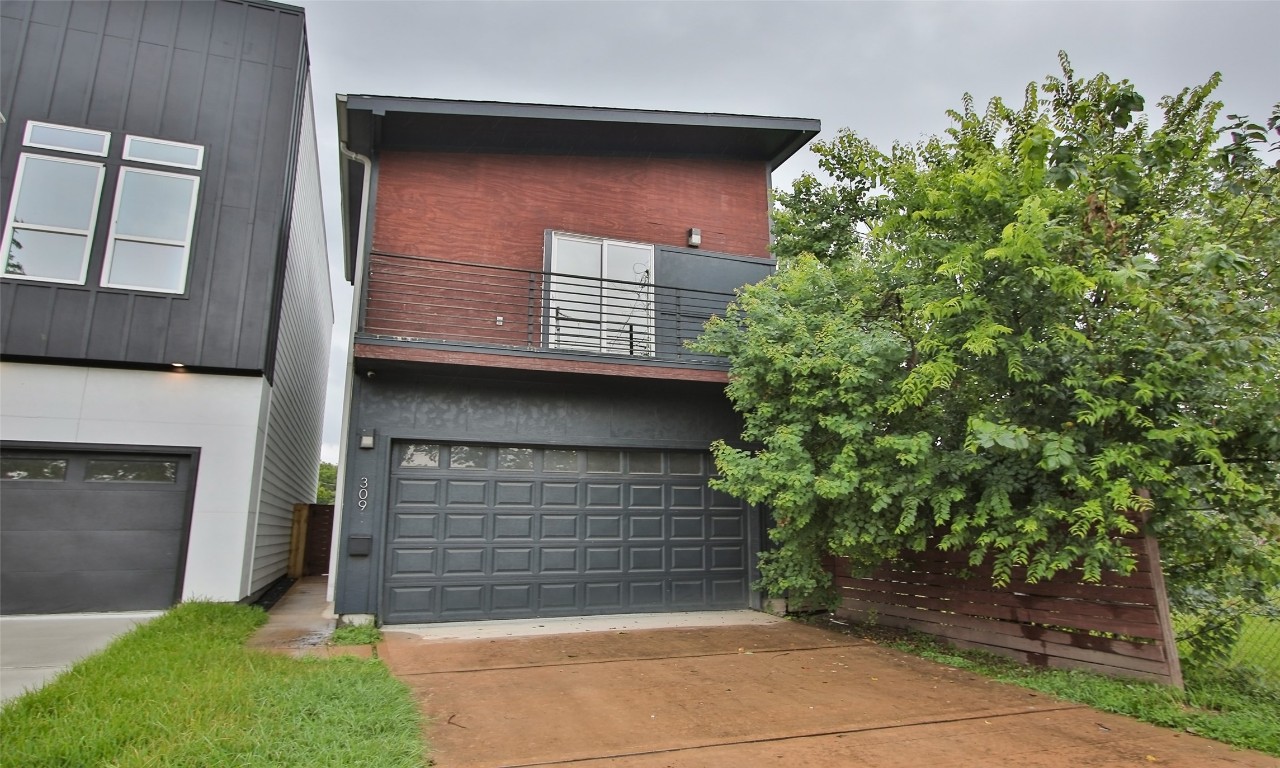 309 East 43rd Street, Unit A Houston, TX 77022 - Photo 5 of 35 a front view of a house with a garden