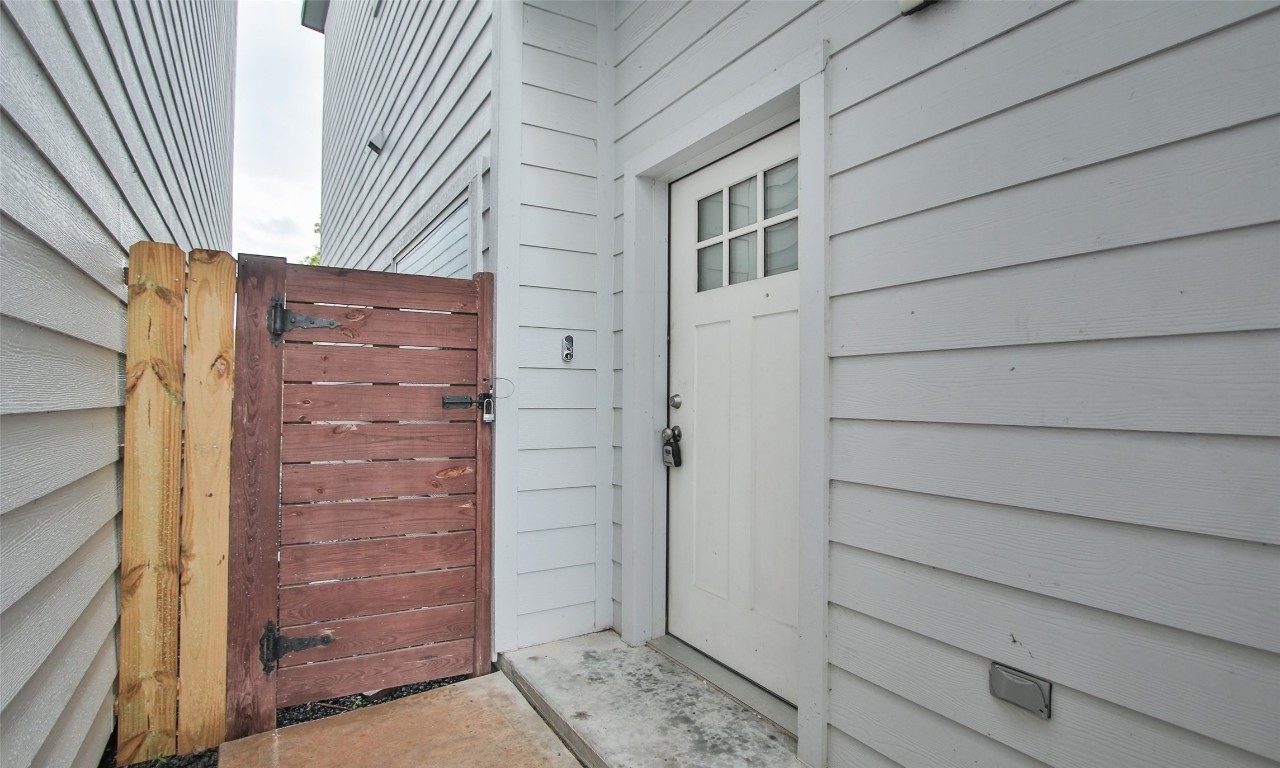 309 East 43rd Street, Unit A Houston, TX 77022 - Photo 6 of 35 a view of front door