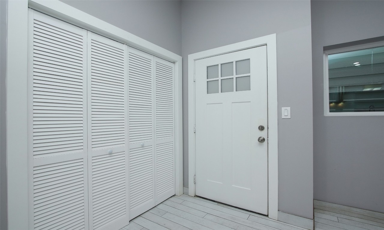 309 East 43rd Street, Unit A Houston, TX 77022 - Photo 7 of 35 a view of a room that has a window in it