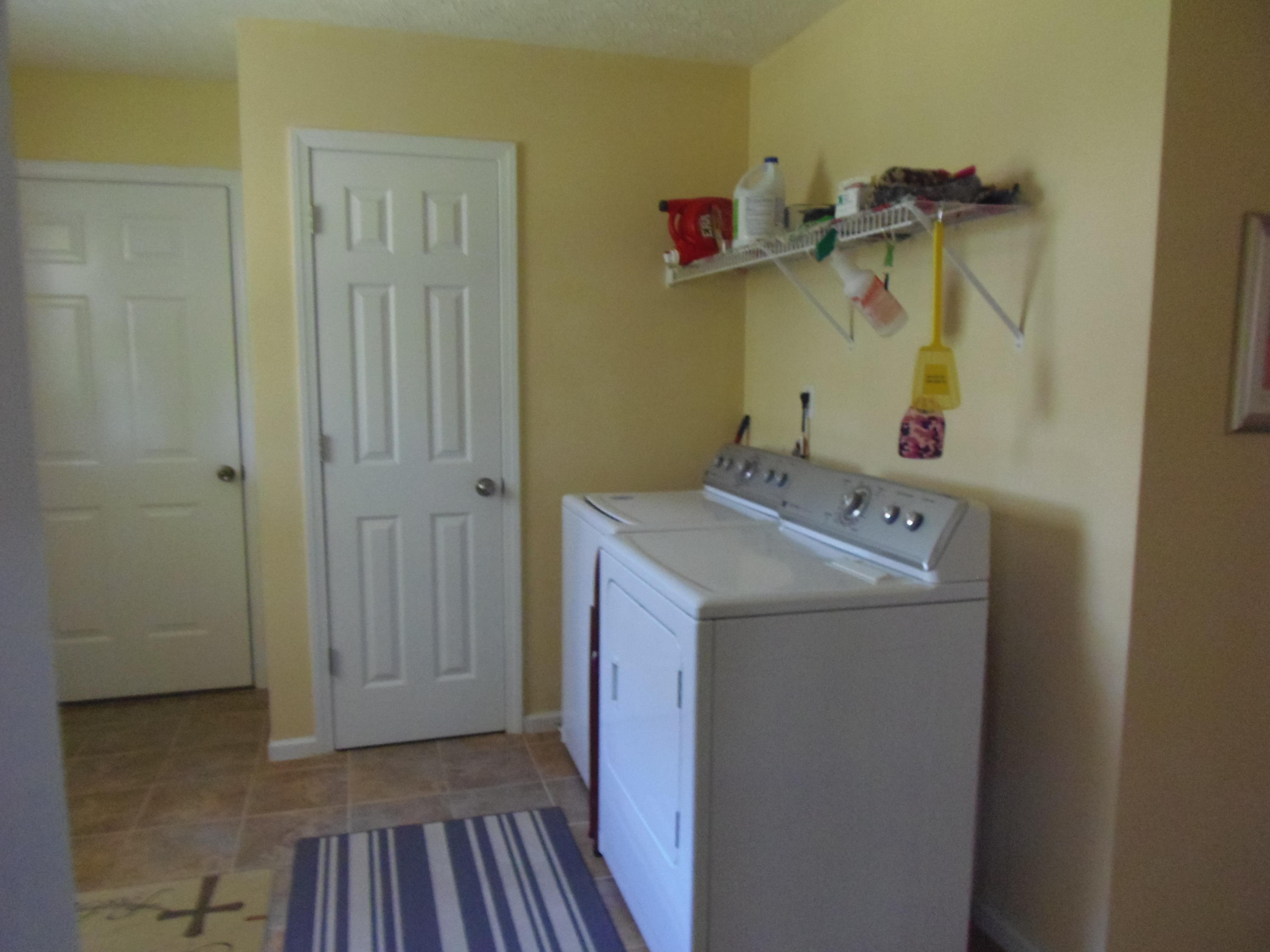 1145 Ridge Road Maryville, TN 37803 - Photo 14 of 40 LARGE LAUNDRY ROOM/MUD ROOM