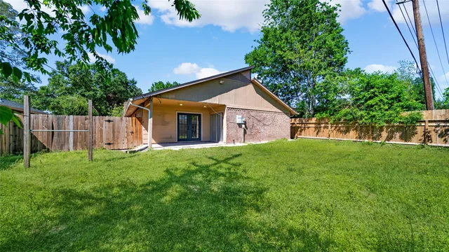 a view of a house with backyard and garden