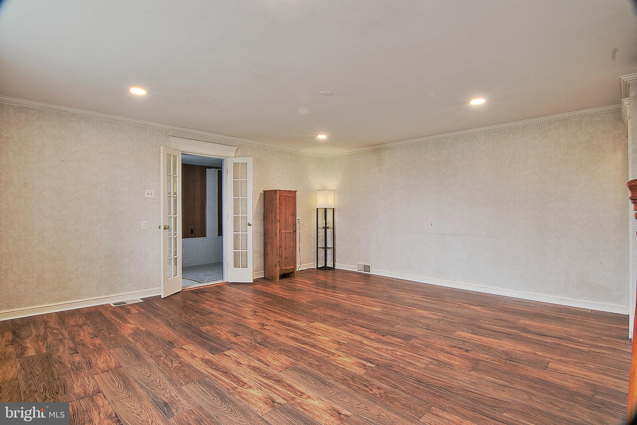 951 Grosstown Road Stowe, PA 19464 - Photo 5 of 34 Large Living Room