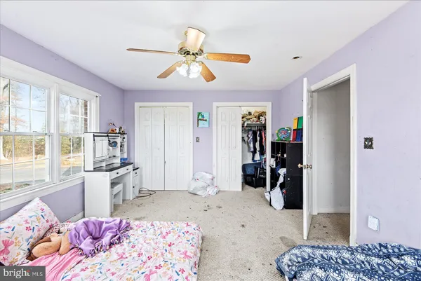 a very nice looking room with a big room