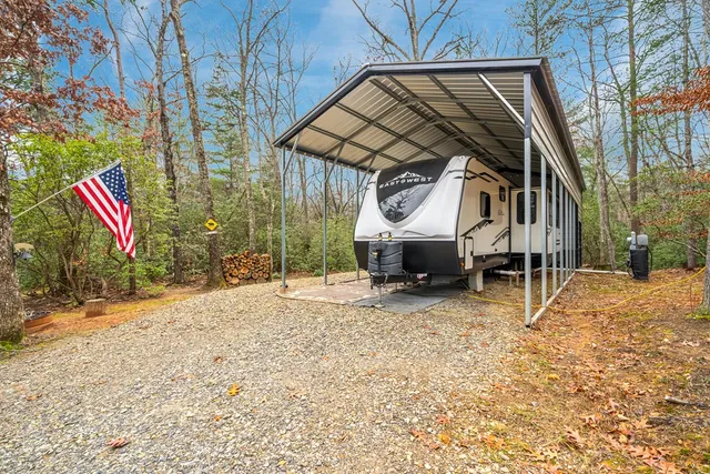 a view of a house with backyard