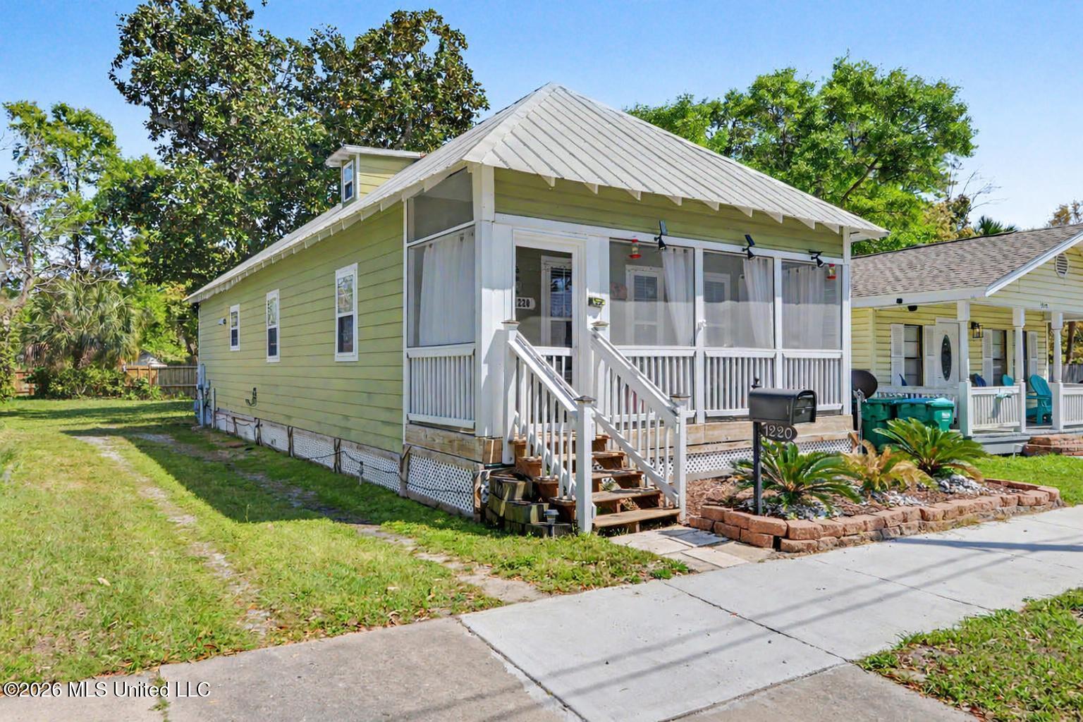 1220 33rd Avenue Gulfport, MS 39501 - Photo 2 of 28 002