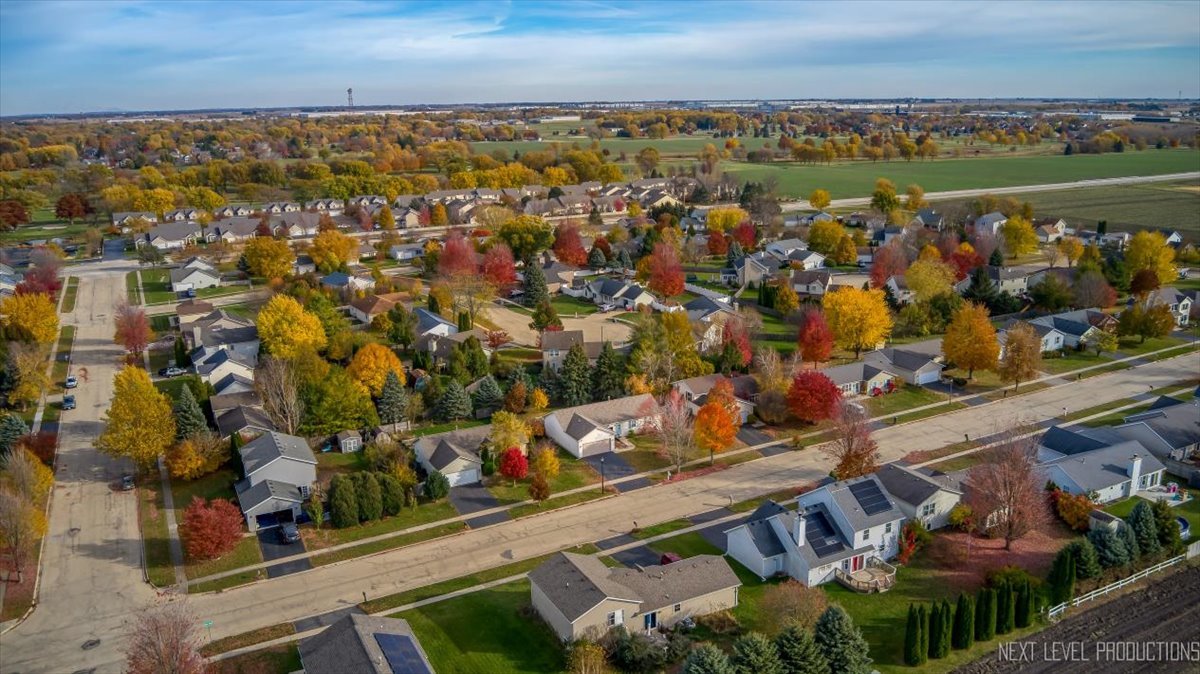 1146 Quail Run DeKalb, IL 60115 - Photo 30 of 31 an aerial view of a city with lots of residential buildings