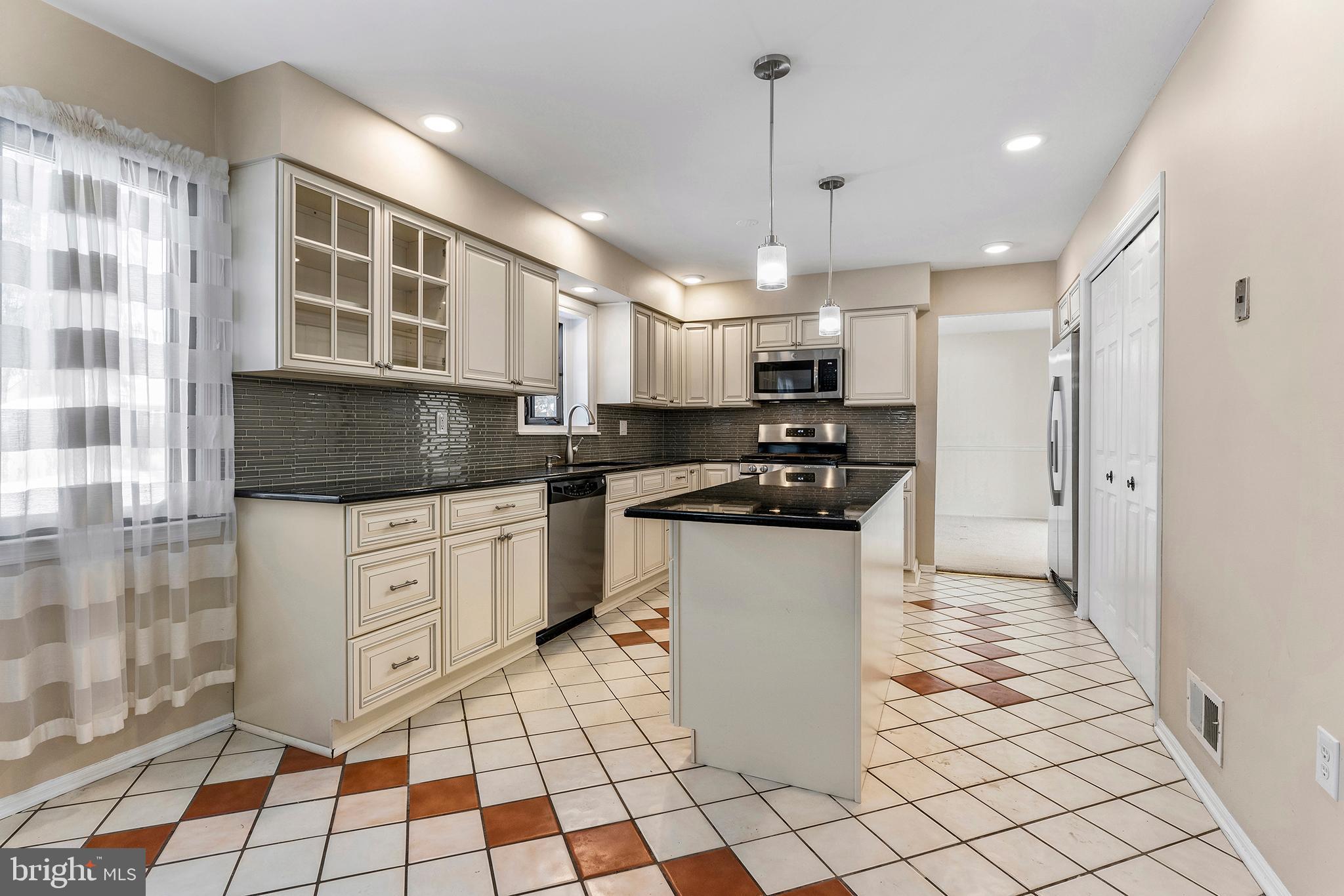 916 Edinburg Road Hamilton, NJ 08690 - Photo 9 of 28