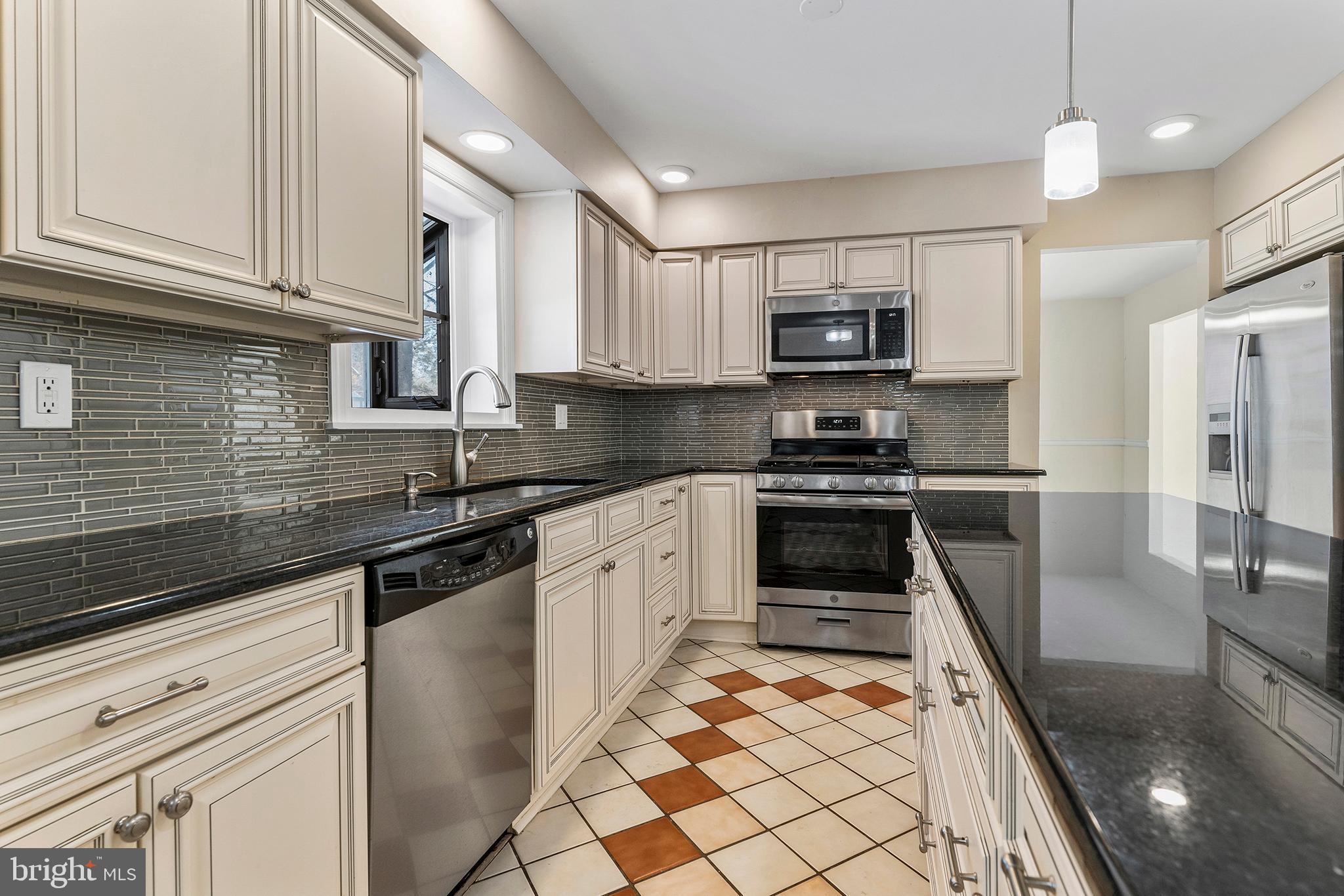 916 Edinburg Road Hamilton, NJ 08690 - Photo 10 of 28