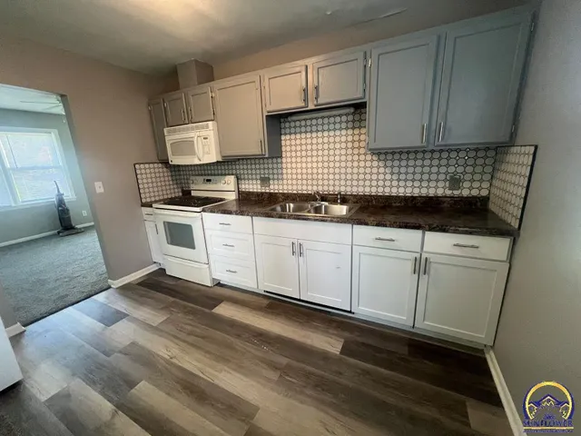 $87,800 | 823 Southeast Pinecrest Drive, Topeka, KS 66605