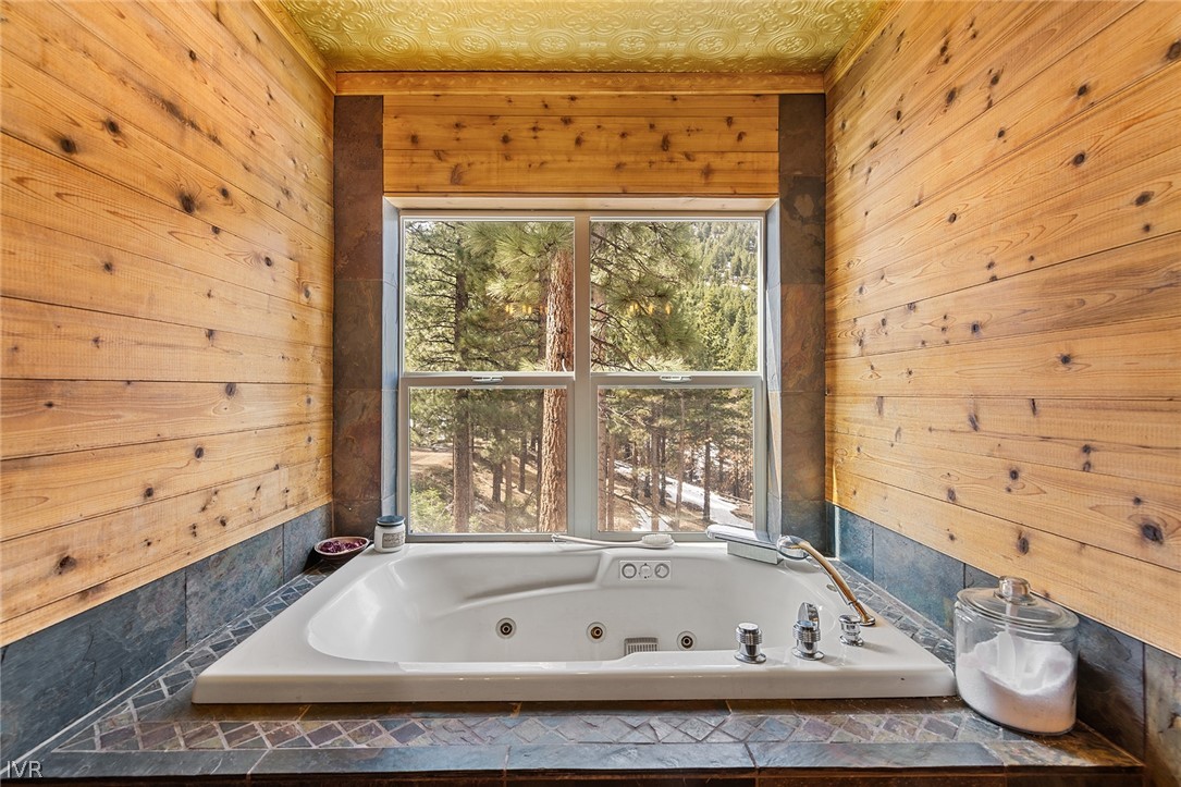 20102 Hibbet Trail Reno, NV 89511 - Photo 22 of 34 a bathroom with a bathtub and a window