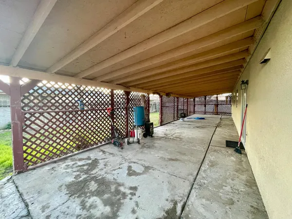 a view of a backyard