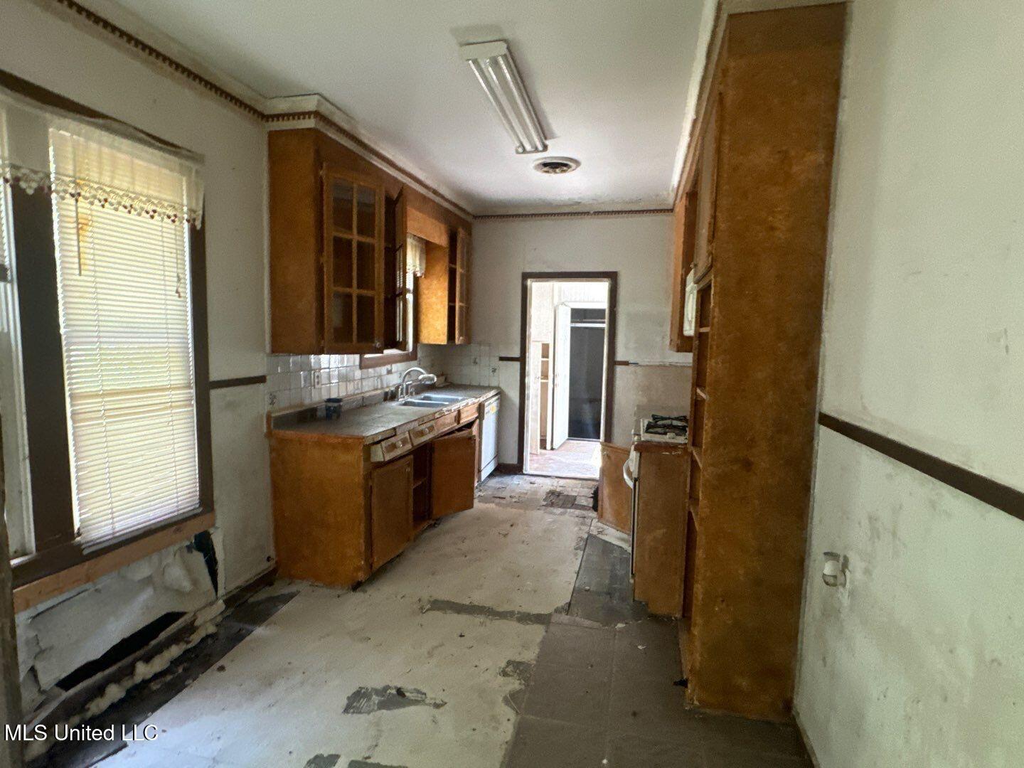 706 Colonial Circle Jackson, MS 39211 - Photo 4 of 19 53-Oct 01 2024 01_43pm-EyHq