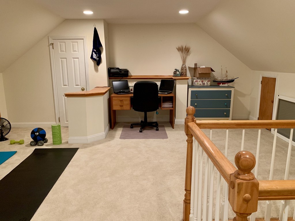 130 Turnpike Road, Unit 13 Chelmsford, MA 01824 - Photo 29 of 35 a living room with furniture