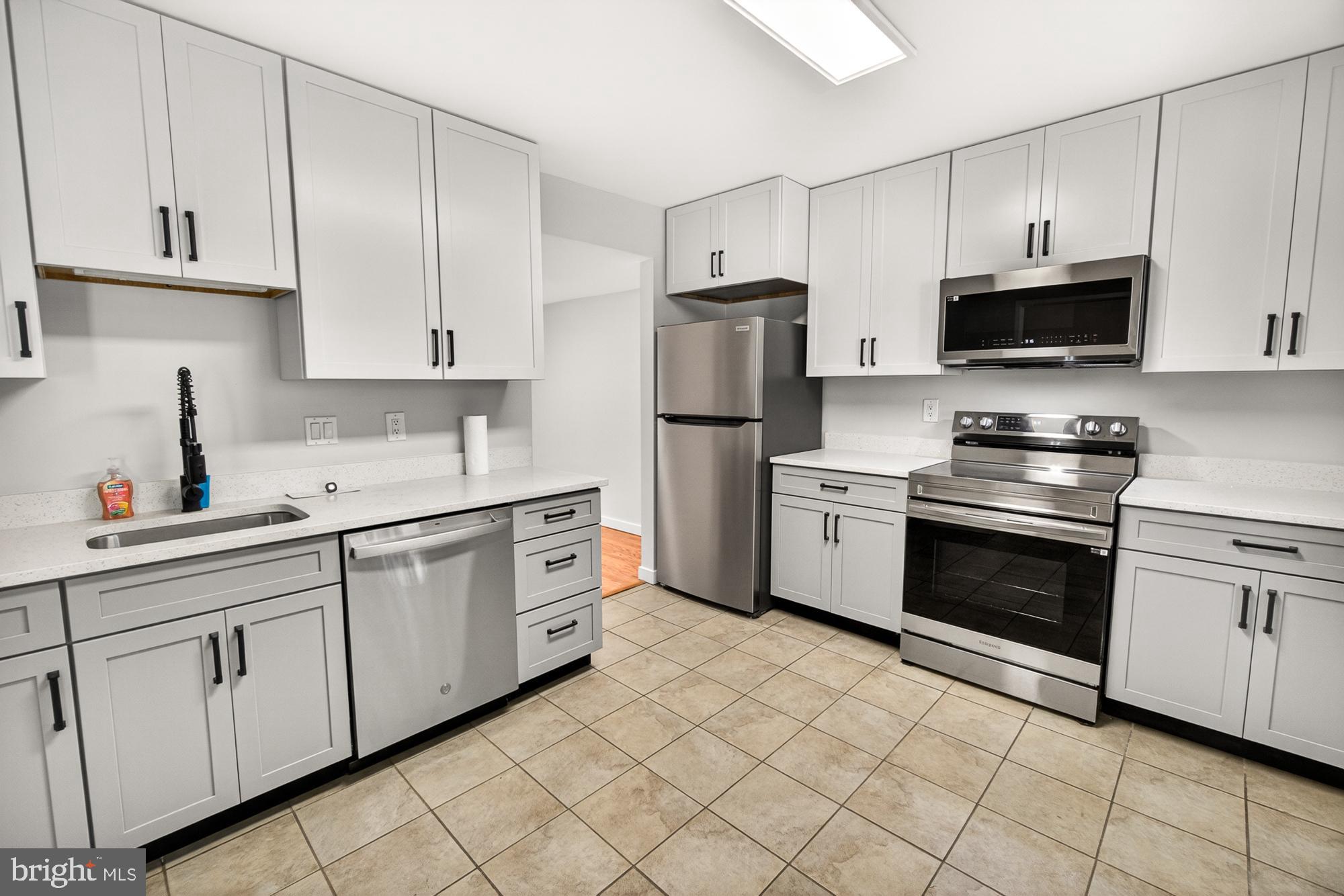 19346 Keymar Way Gaithersburg, MD 20886 - Photo 7 of 41 Quartz countertops!
