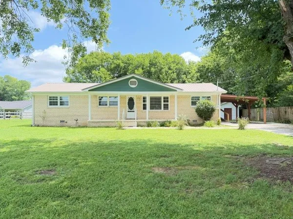 a view of a house with backyard porch and garden