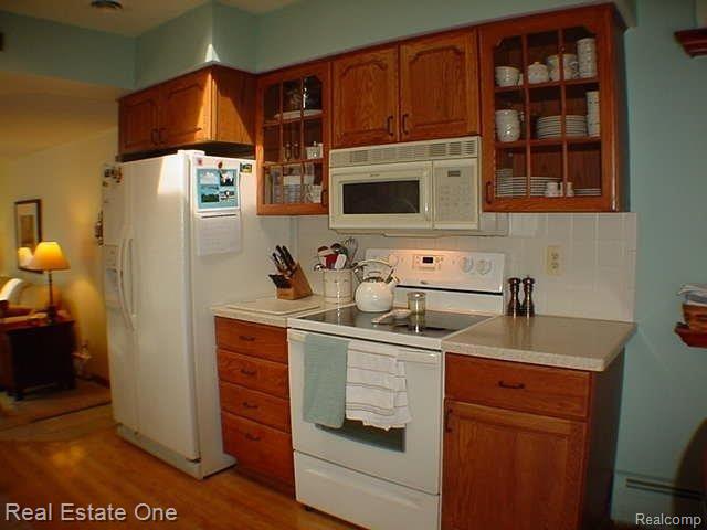 16333 Farmington Road Livonia, MI 48154 - Photo 6 of 25 oak cabinets