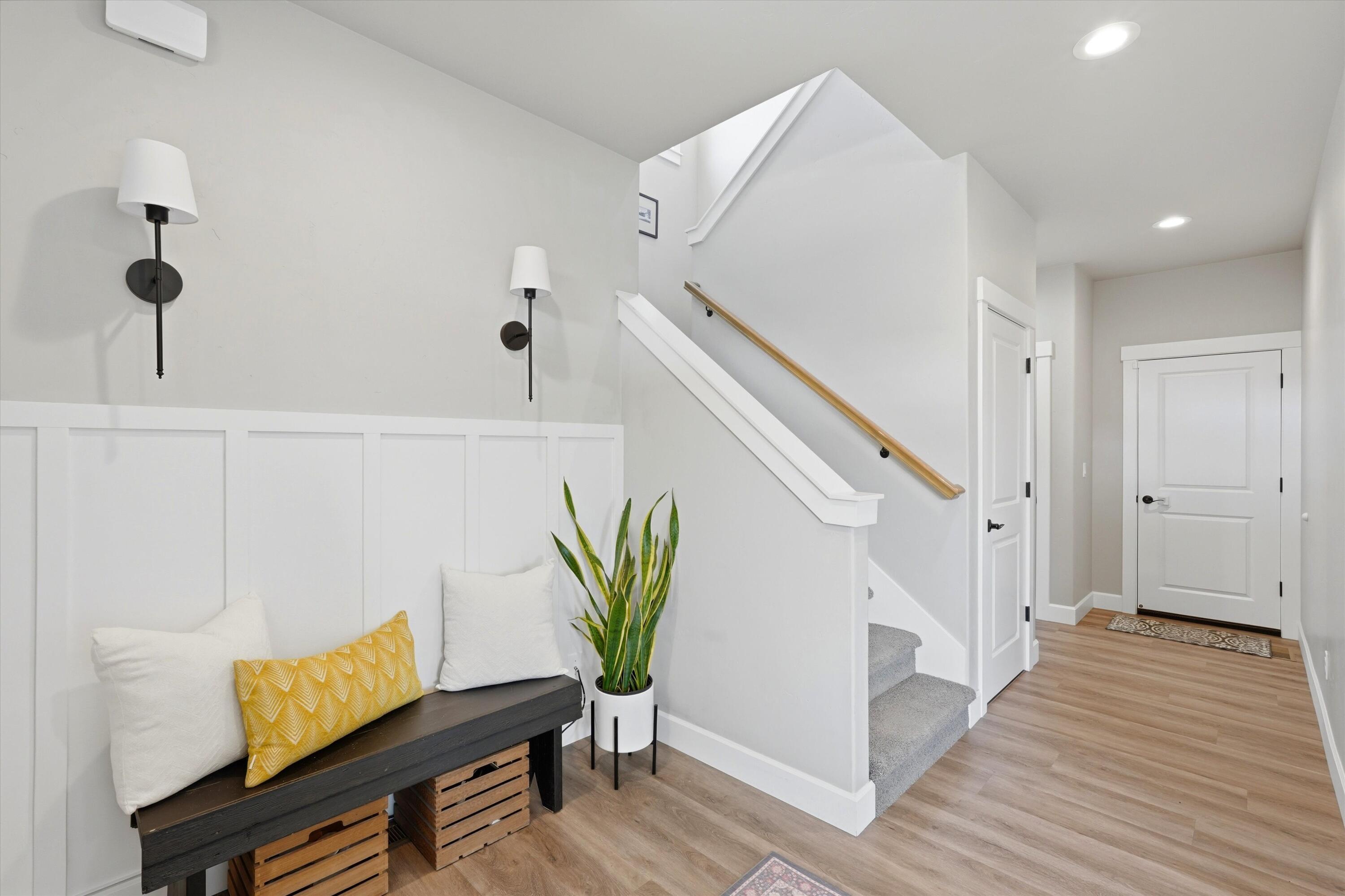 748 Northwest 27th Street Redmond, OR 97756 - Photo 6 of 41 Entryway