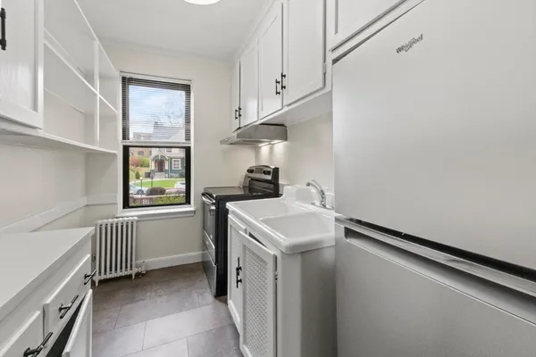 a kitchen that has a stove and a refrigerator
