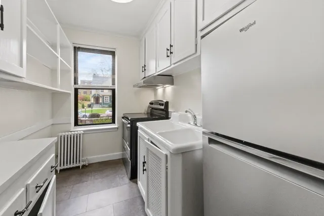 a kitchen that has a stove and a refrigerator