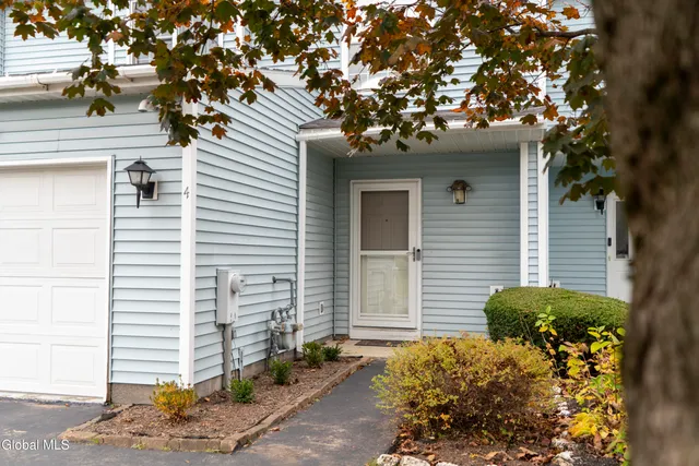 $2,100 | 4 Tompion Lane, Saratoga Springs, NY 12866