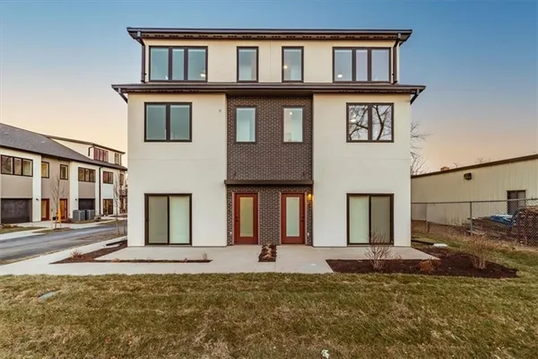 $999,999 | 2907-2911 Forest Avenue, Kansas City, MO 64109