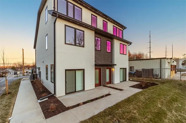 $999,999 | 2907-2911 Forest Avenue, Kansas City, MO 64109