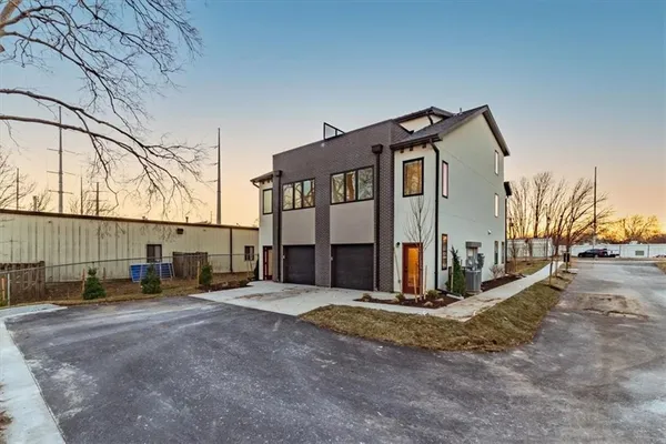 $999,999 | 2907-2911 Forest Avenue, Kansas City, MO 64109