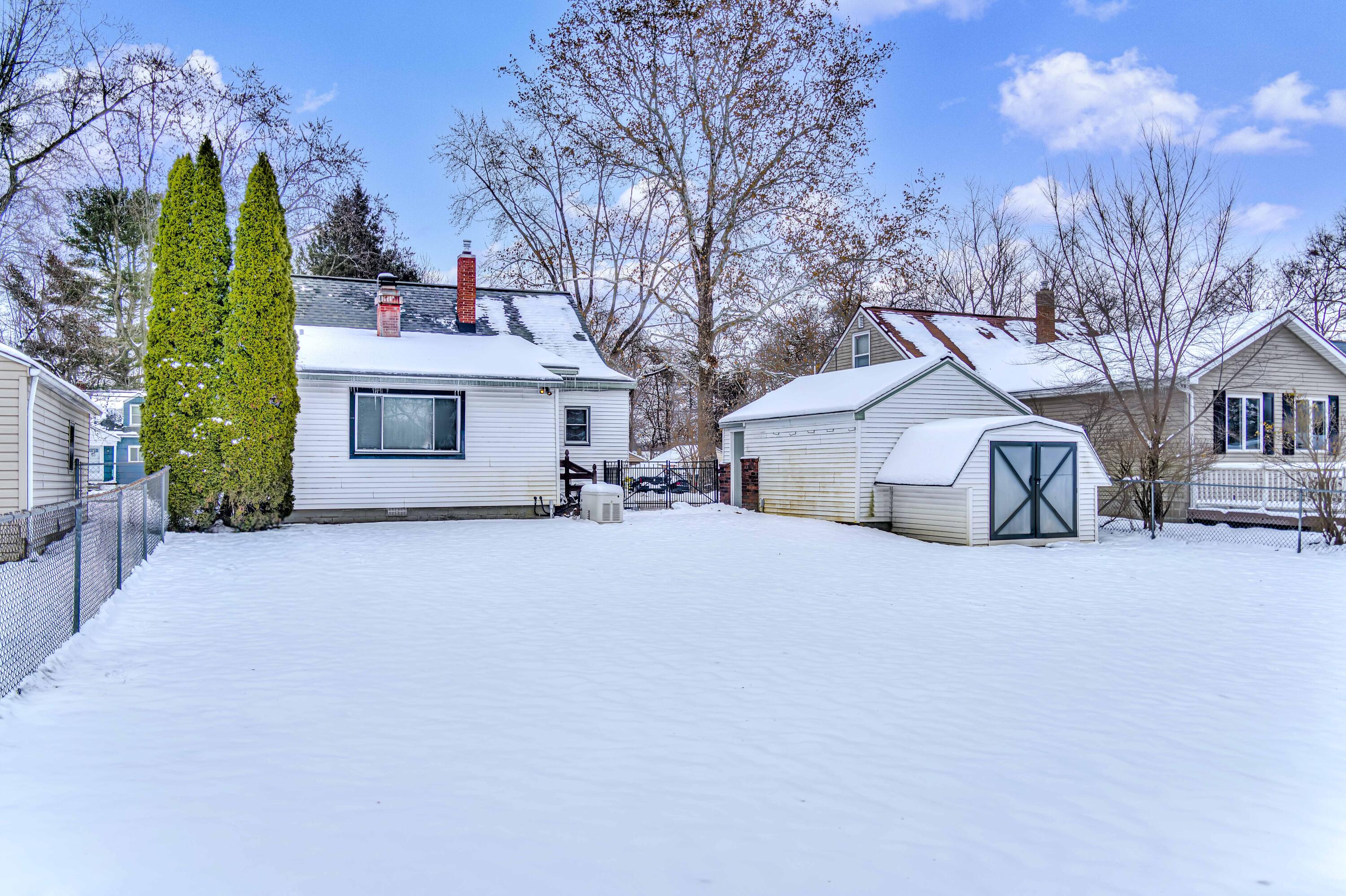 2422 Midday Street Jackson, MI 49203 - Photo 3 of 53 2422 Midday St 04