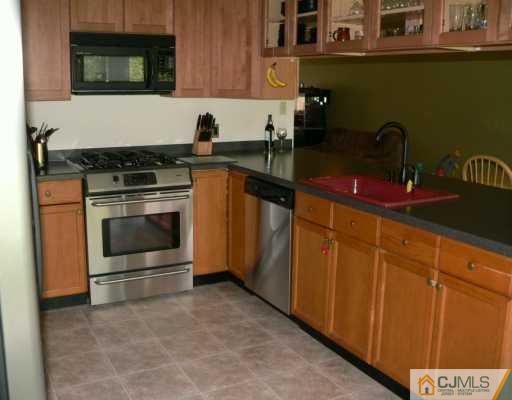9 Berwick Road Kendall Park, NJ 08824 - Photo 5 of 8 Gallery Image 5