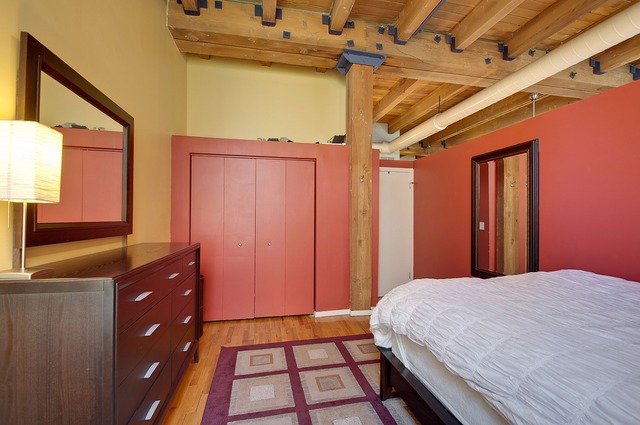 525 North Ada Street, Unit 27 Chicago, IL 60642 - Photo 12 of 18 a bedroom with a bed and a dresser