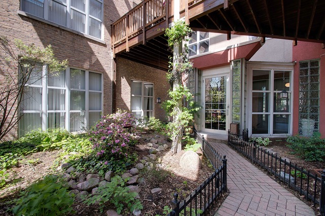 525 North Ada Street, Unit 27 Chicago, IL 60642 - Photo 17 of 18 a front view of a house with a porch