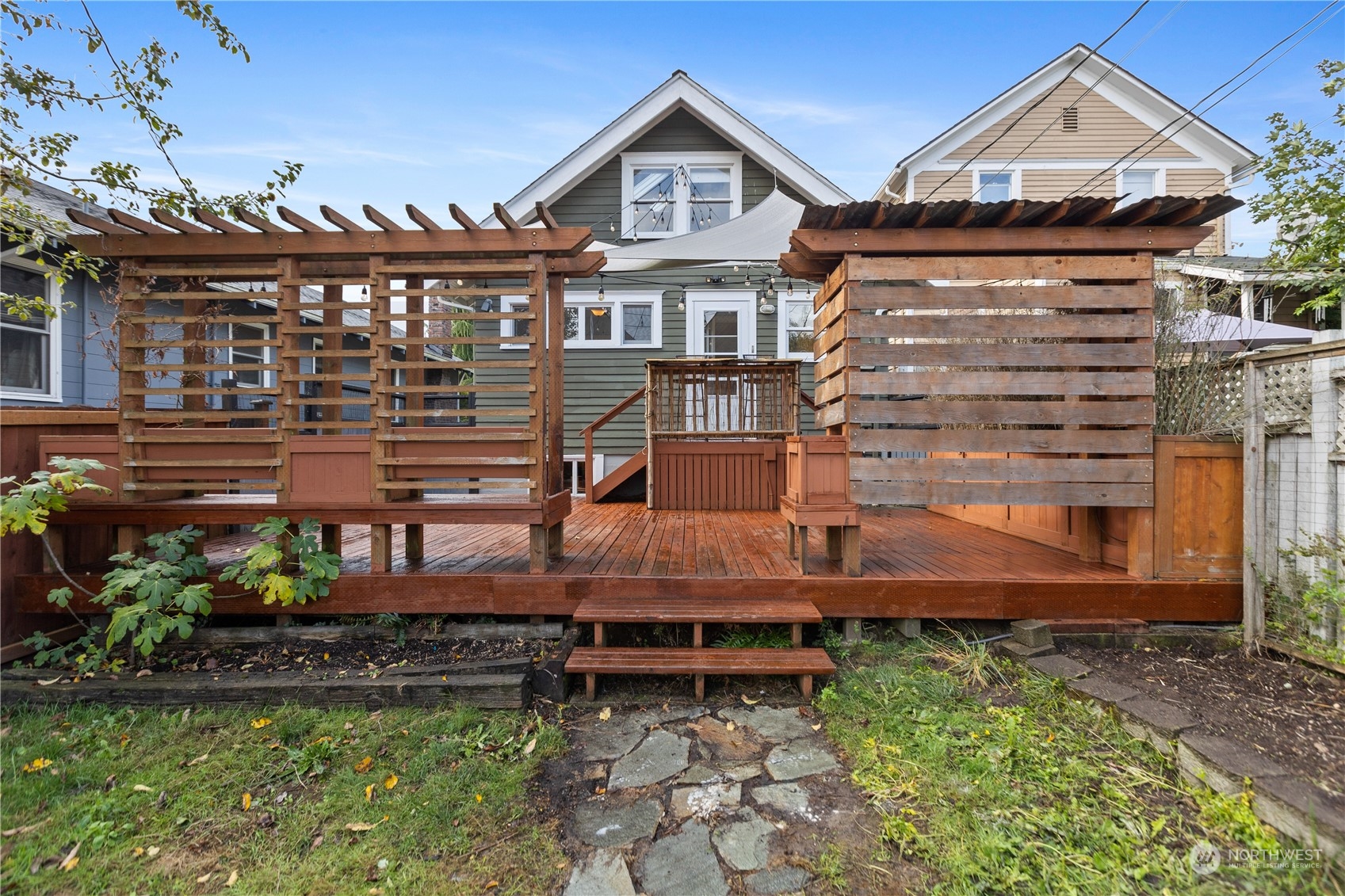 3215 Rockefeller Avenue Everett, WA 98201 - Photo 27 of 31 front view of a house with a small yard