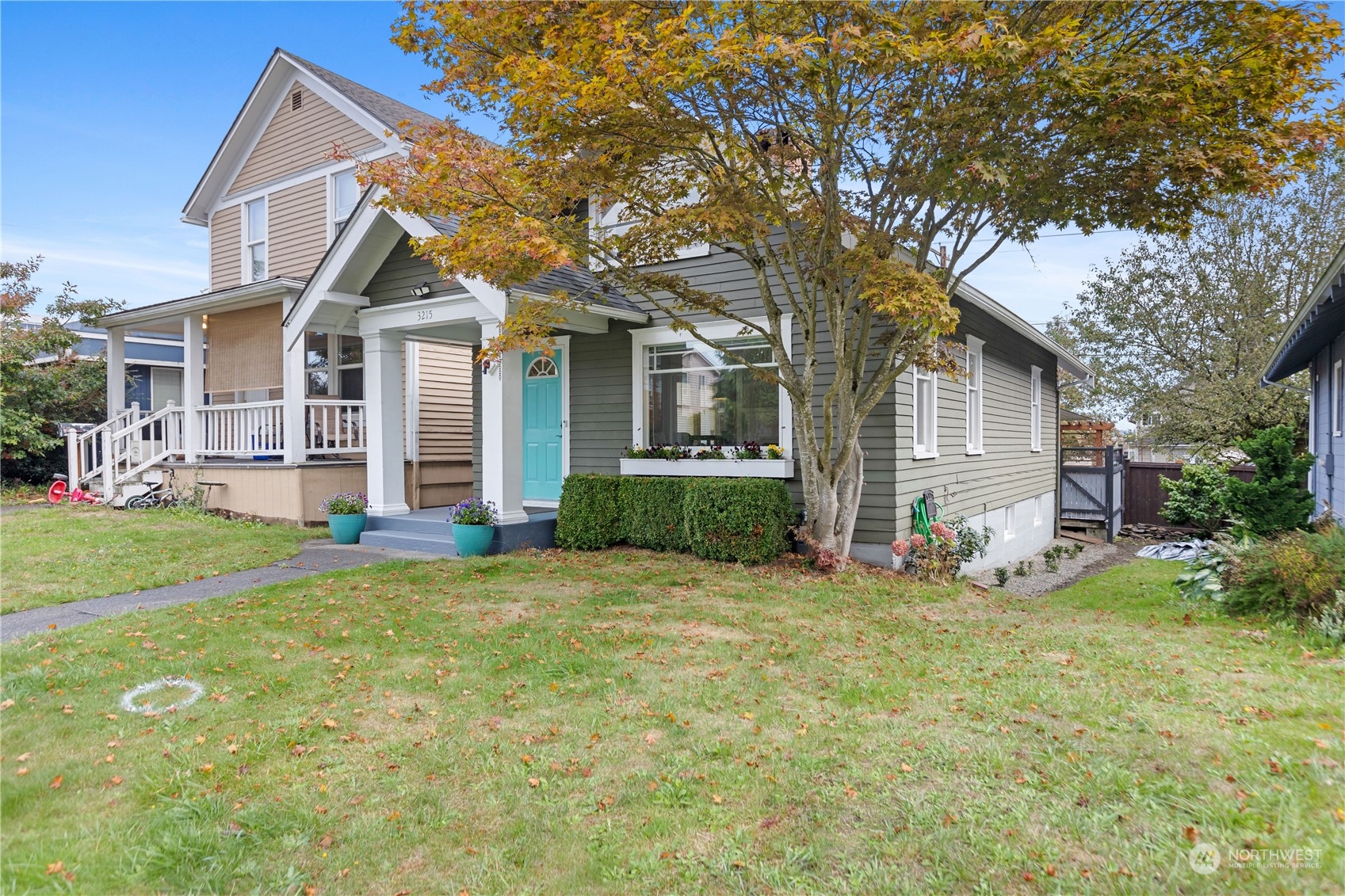 3215 Rockefeller Avenue Everett, WA 98201 - Photo 31 of 31 front view of a house with a yard