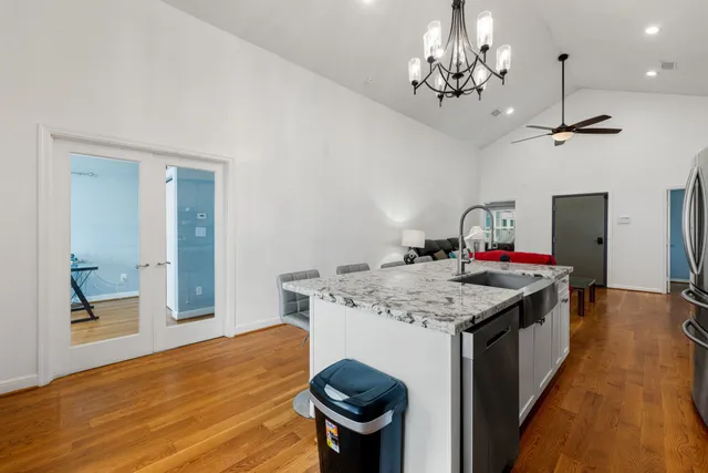 $2,500 | 2116 Live Oak Street, Houston, TX 77003