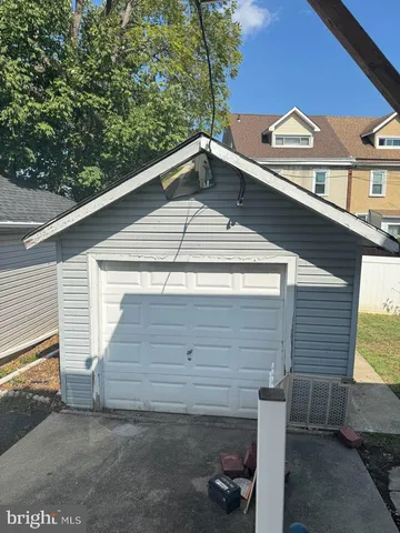 a view of a house with backyard