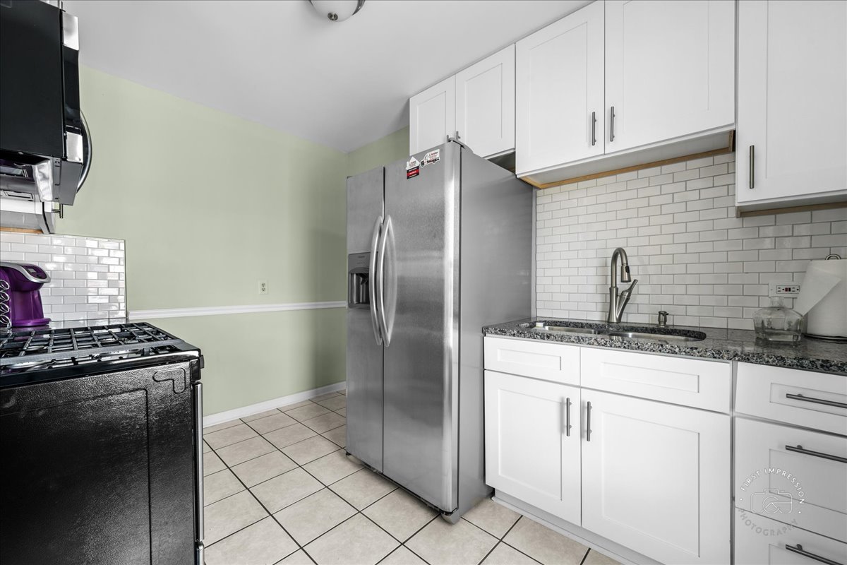 320 Houston Street Batavia, IL 60510 - Photo 14 of 22 a kitchen with appliances a sink and cabinets