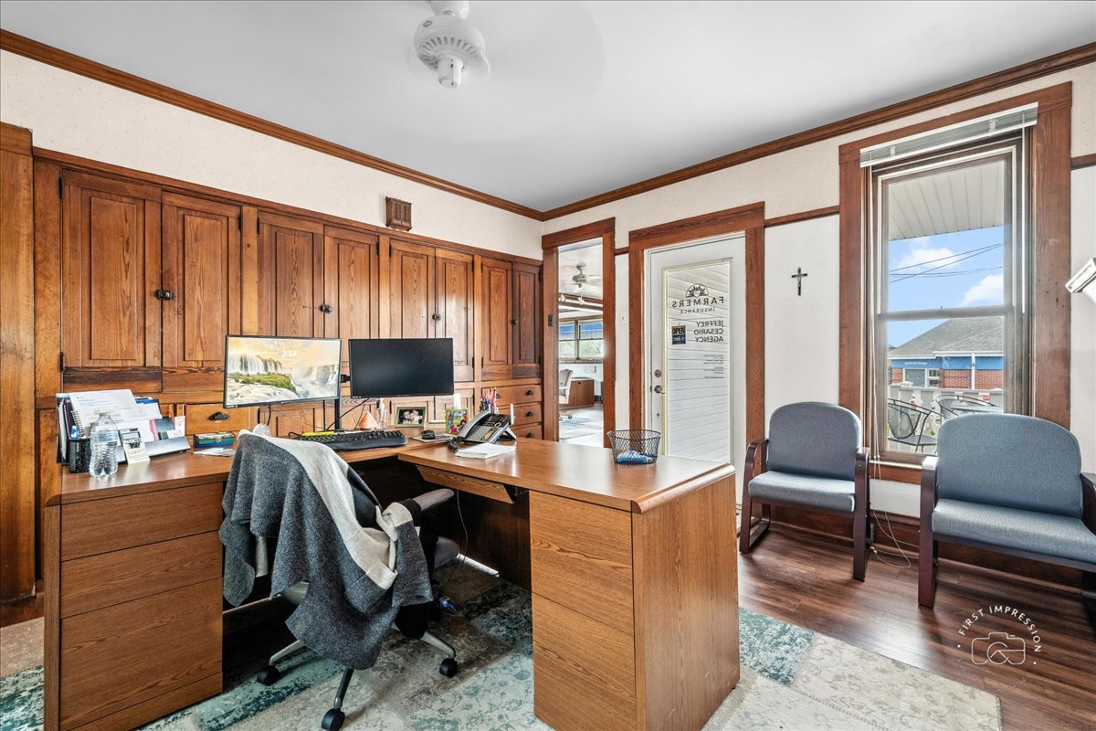 320 Houston Street Batavia, IL 60510 - Photo 9 of 22 a view of a livingroom with workspace and a window