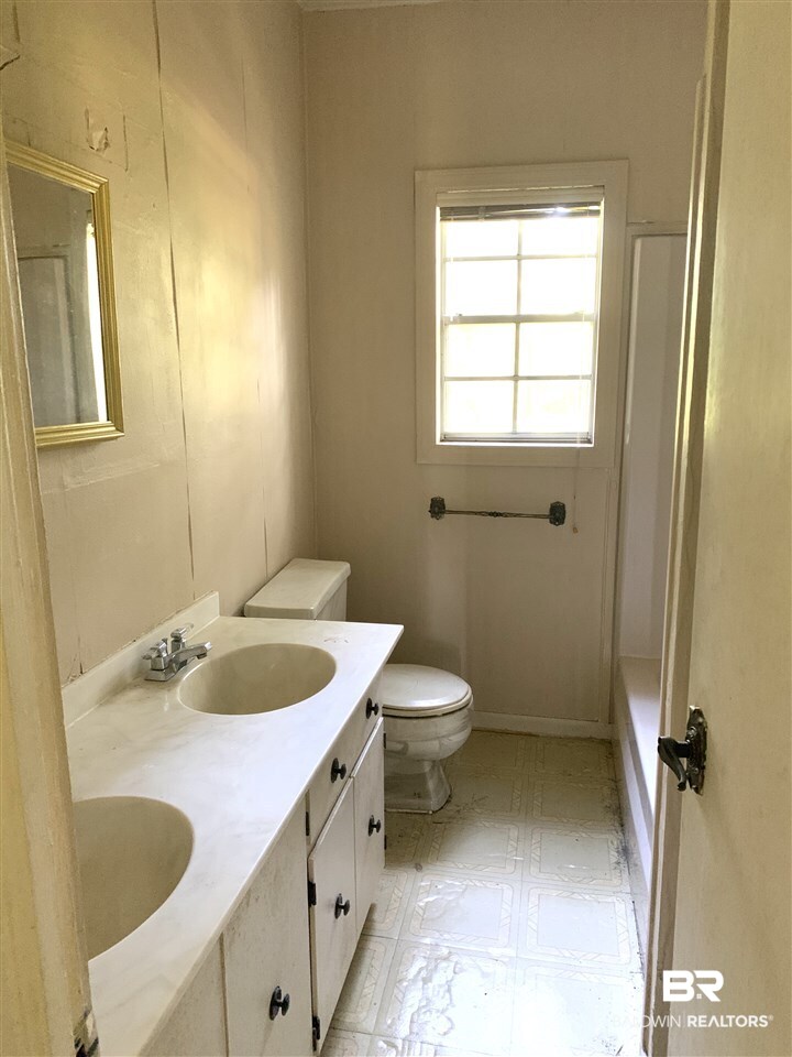 17071 County Road 52 Silverhill, AL 36576 - Photo 11 of 44 Double vanity, tub/shower combo, storage